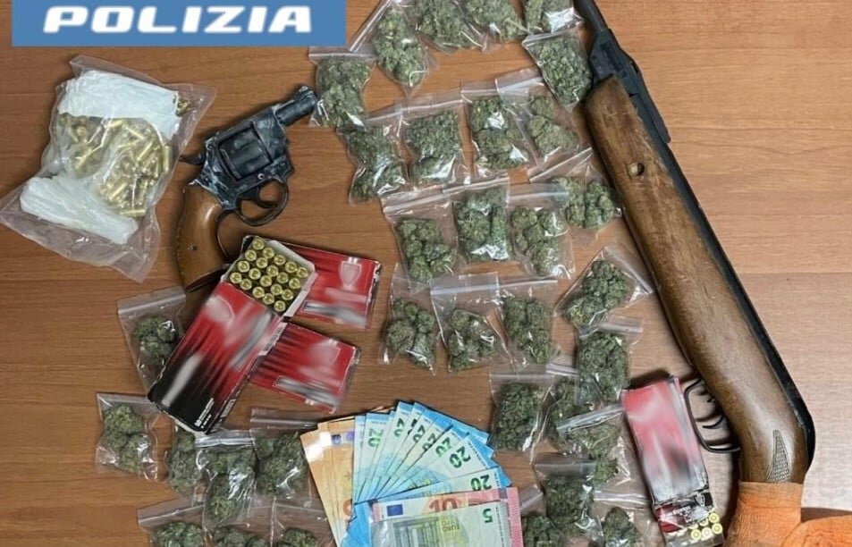 Catania: sotto il letto del 17enne fucile, pistola e 400 proiettili