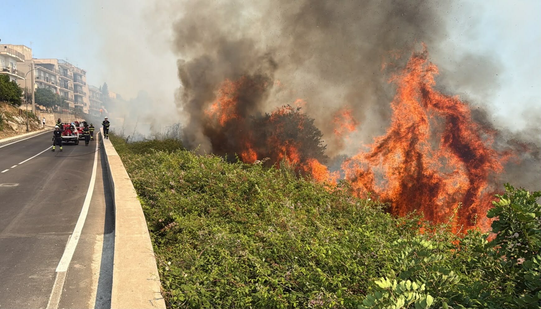 Grosso incendio a Melilli, fiamme vicino all'universit&agrave;