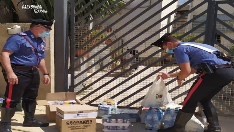 In quarantena col Covid, carabinieri portano la spesa