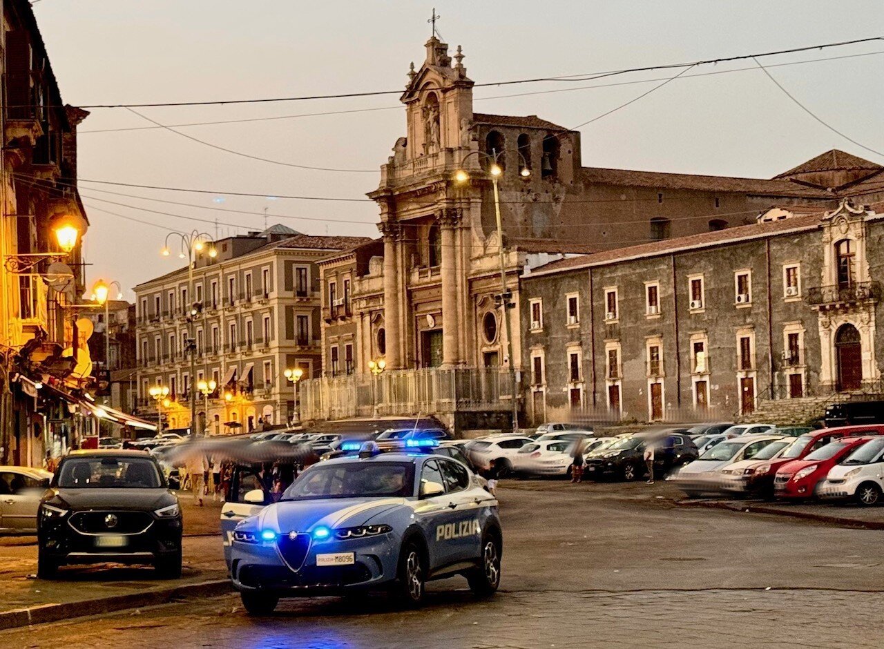 Nasconde droga nel contatore di piazza Carlo Alberto