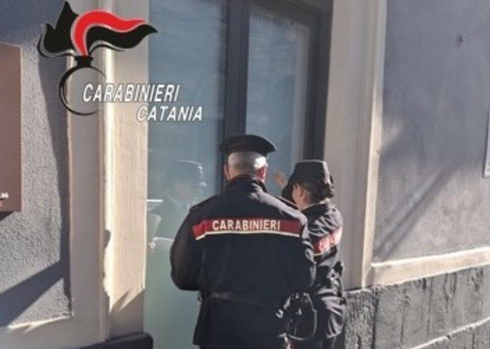 Dal b&b chiama il 'pronto fumo', ma arrivano i carabinieri