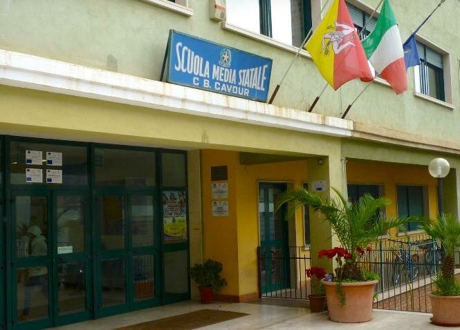 Catania, beccato a fare foto alla scheda elettorale