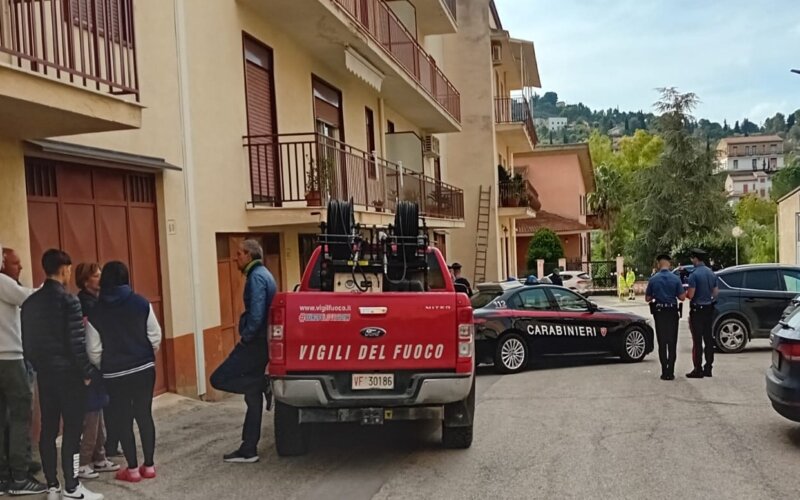 Si barrica in casa coi figli dopo lite