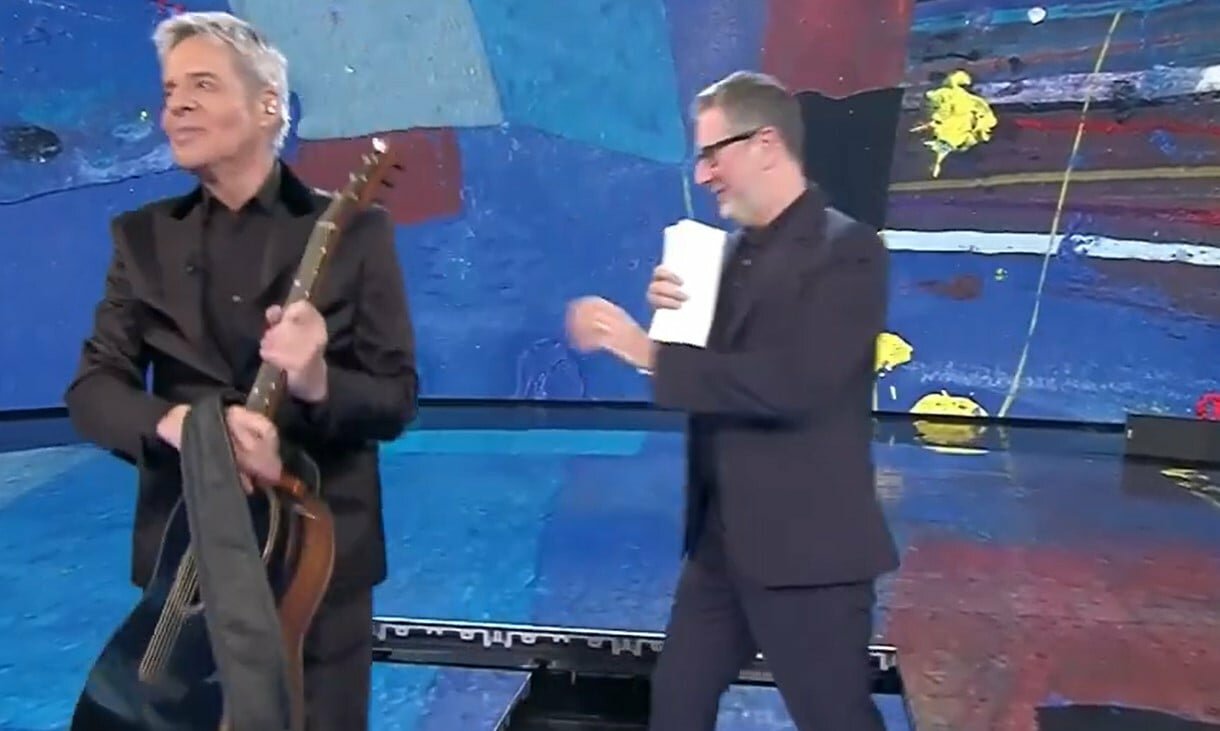 Si apre la botola, Fazio inciampa