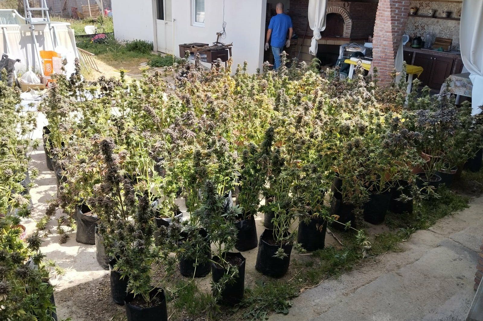 Dal piatto doccia l'accesso al bunker della droga