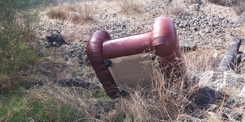 Poltrone e sof&agrave; tra i rifiuti sull'Etna