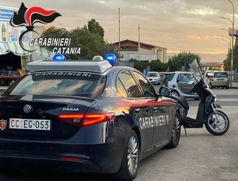 Seduti al bar contano soldi e dosi davanti ai carabinieri