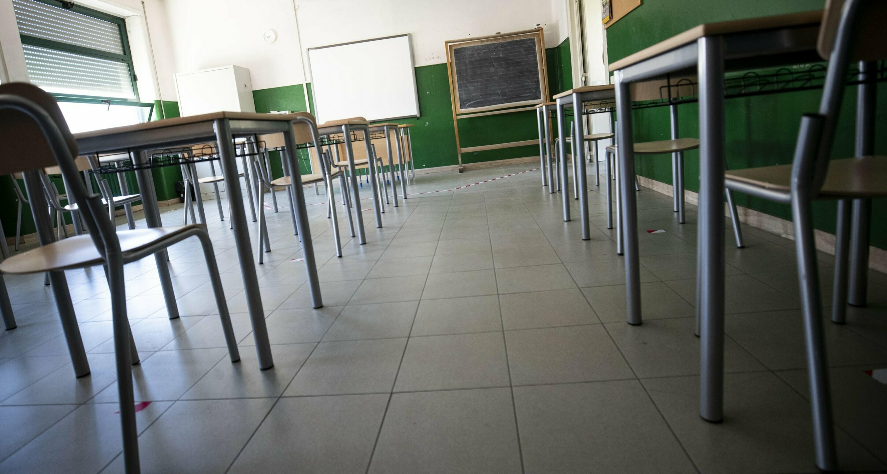 Abusi su studentesse, preside arrestato