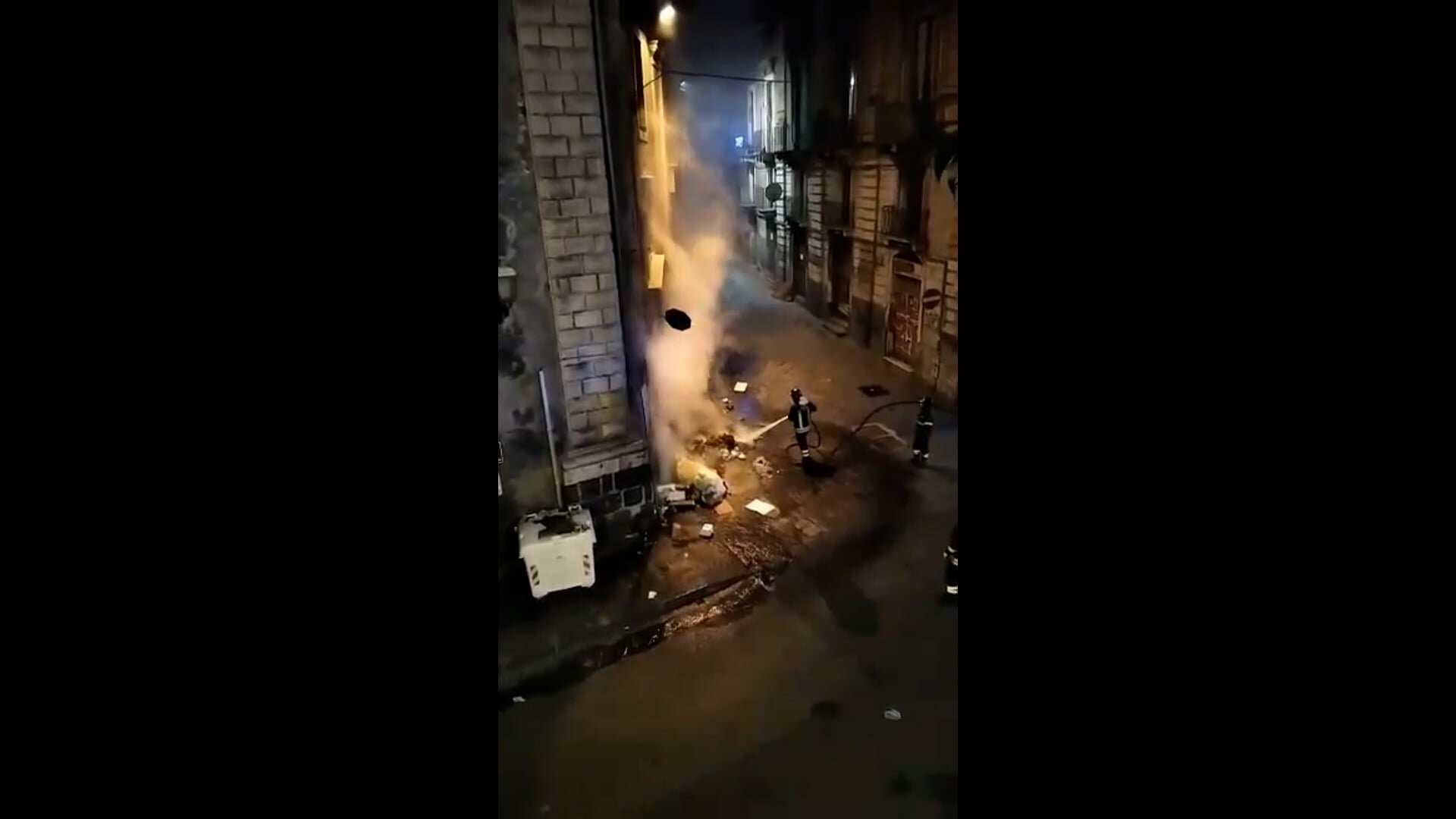 Incendio rifiuti in via Santa Chiara
