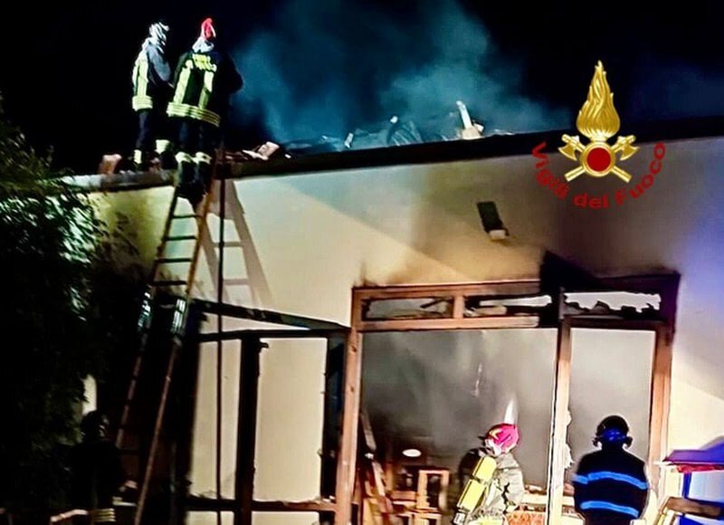 Linguaglossa, fiamme nella falegnameria Linguaglossa, fiamme nella falegnameria