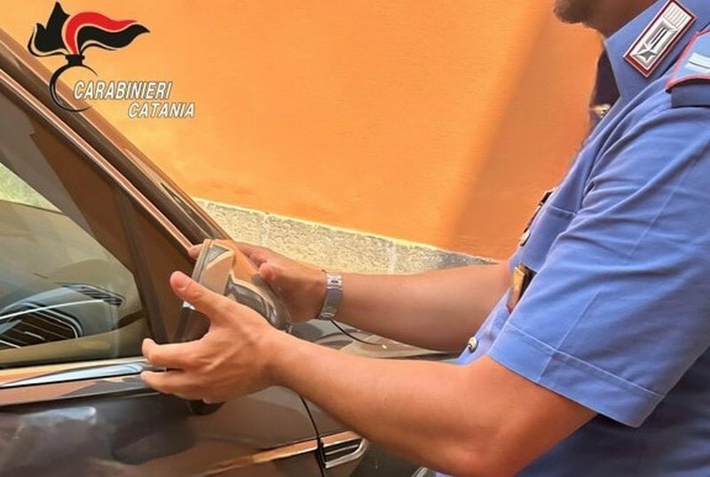 Tentano truffa dello specchietto: denunciati