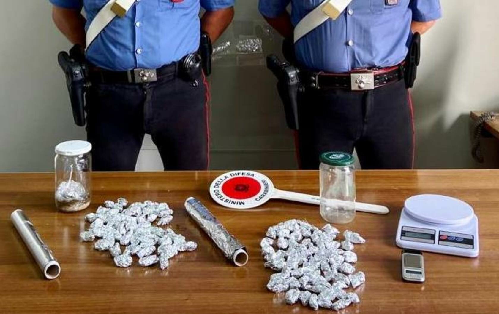 Nascondeva la droga sotto le pietre