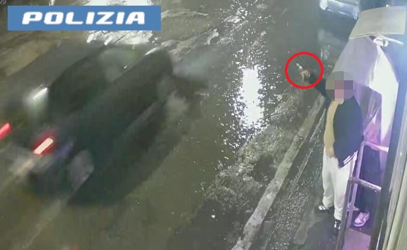 Assaltano distributore di sigarette e minacciano i testimoni con la pistola