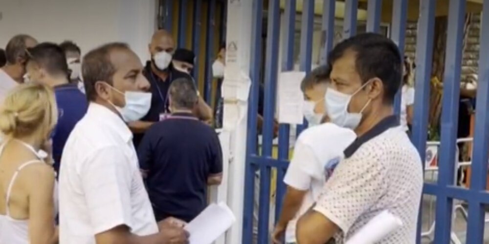 Fa caldo, a Palermo caos per blocco vaccini dalle 11 alle 20 Fa caldo, a Palermo caos per blocco vaccini dalle 11 alle 20