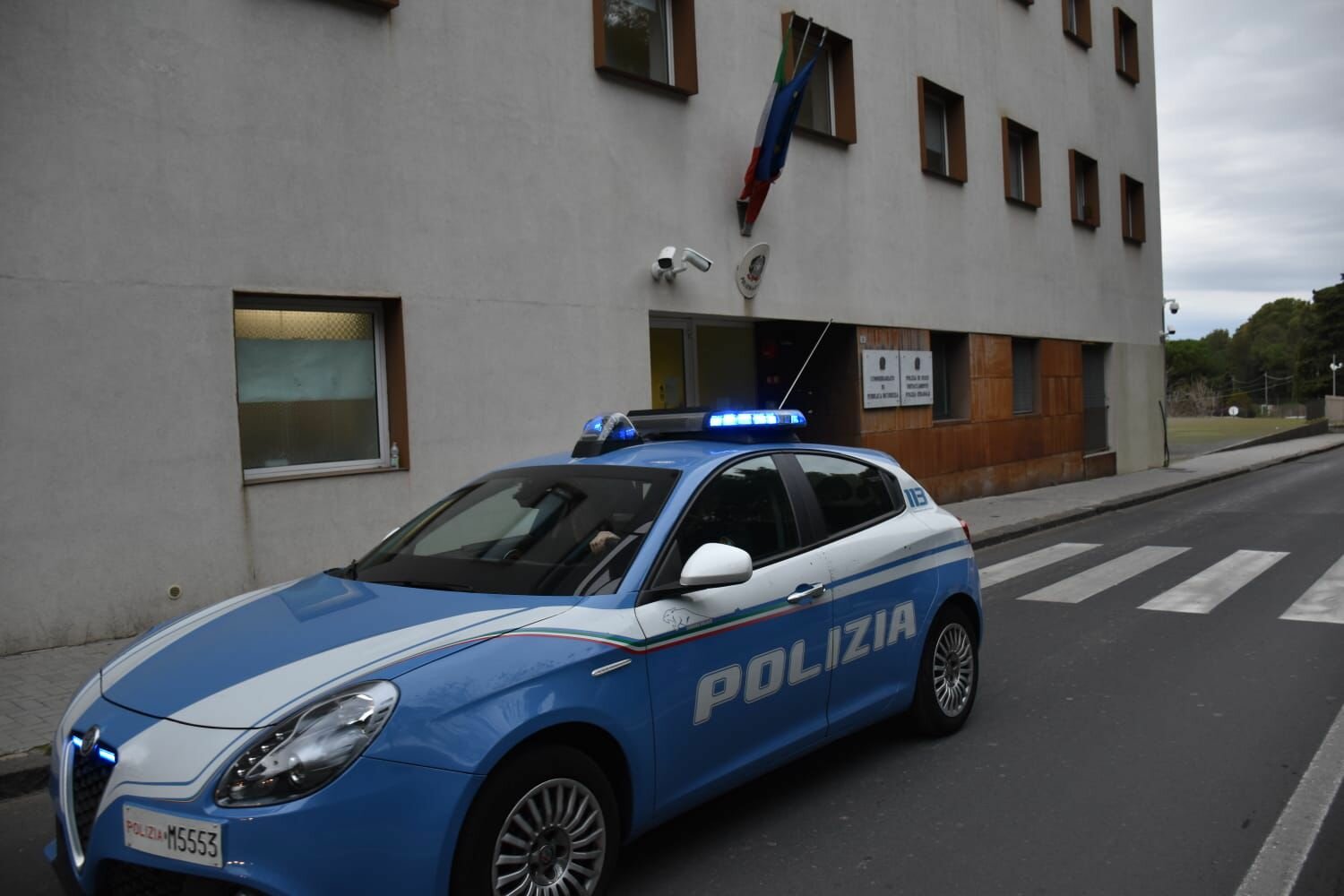 Lo fermano nel Catanese: calci e pugni agli agenti