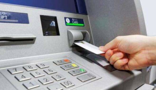 Approfitta del bancomat in tilt e ruba 350 euro