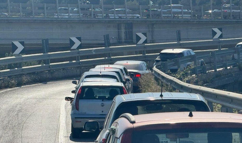 Camion perde liquido, A19 chiusa da Caltanissetta a Enna