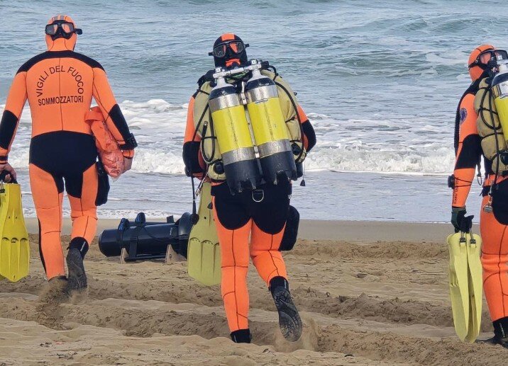 Travolto da un'onda: tutti a cercare il piccolo turista