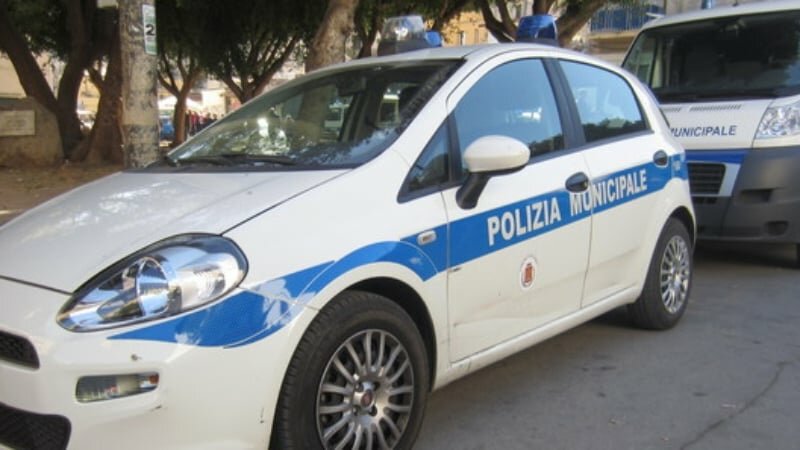Palermo, auto dei vigili prese a sassate