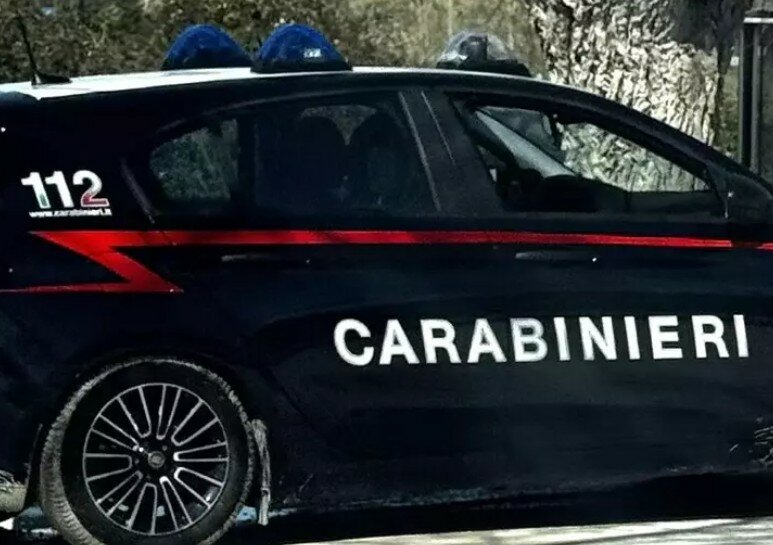 Lo aggrediscono in piazza, muore davanti al figlio