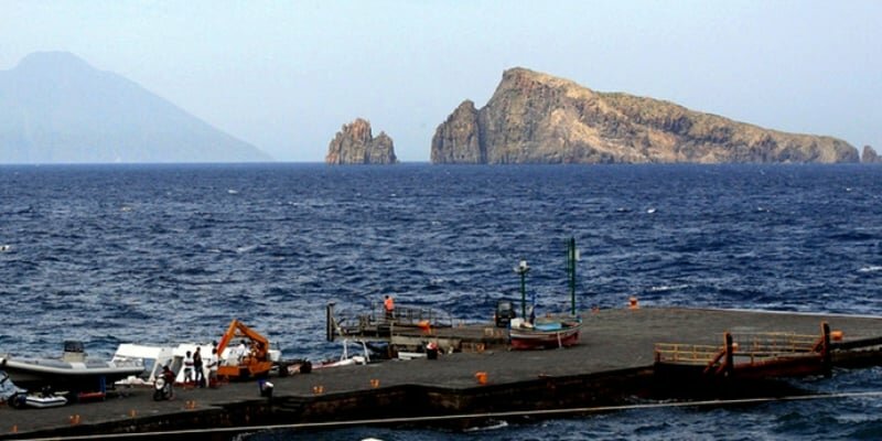 Auto in mare: panico a Panarea