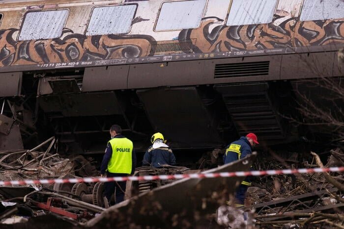 Scontro fra treni, decine di morti in Grecia Scontro fra treni, decine di morti in Grecia
