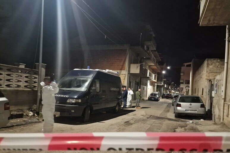 Coppia di coniugi trovata morta in casa