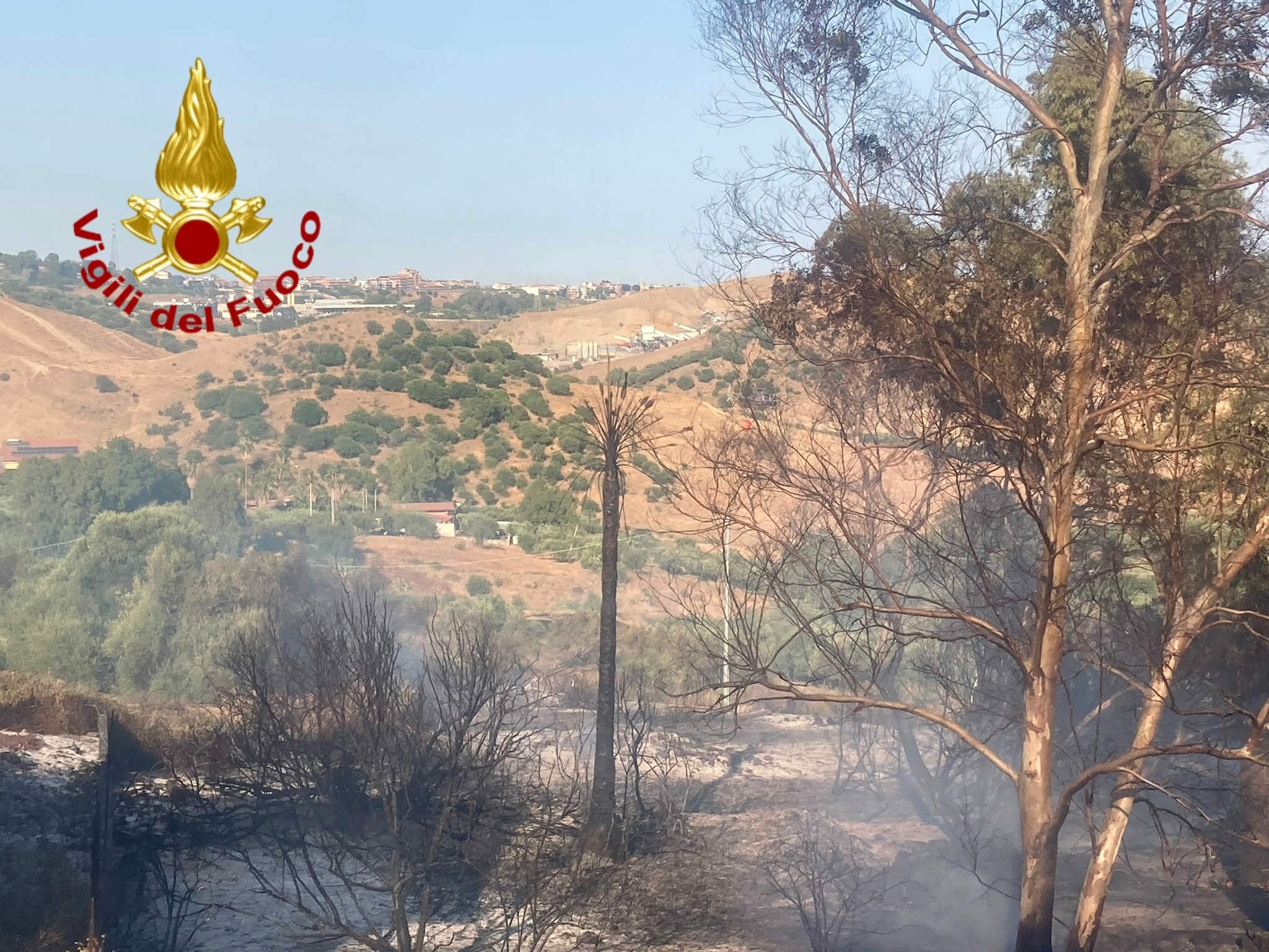 Sicilia nella morsa del fuoco, vasto rogo in zona Sigonella