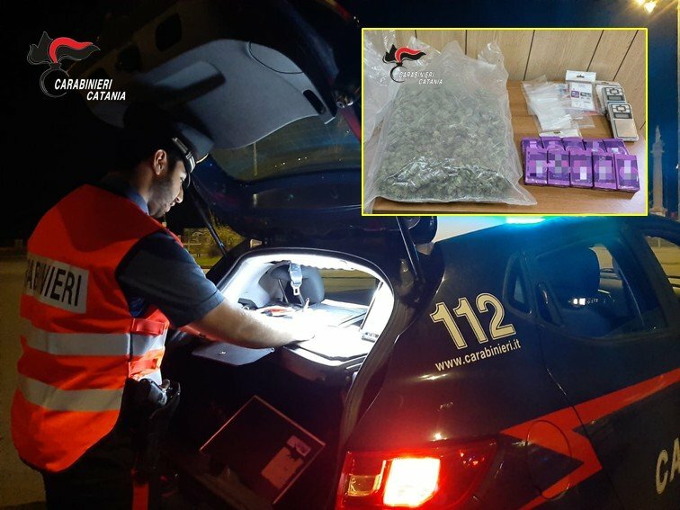 Pi&ugrave; di due chili di droga nella veranda del pusher