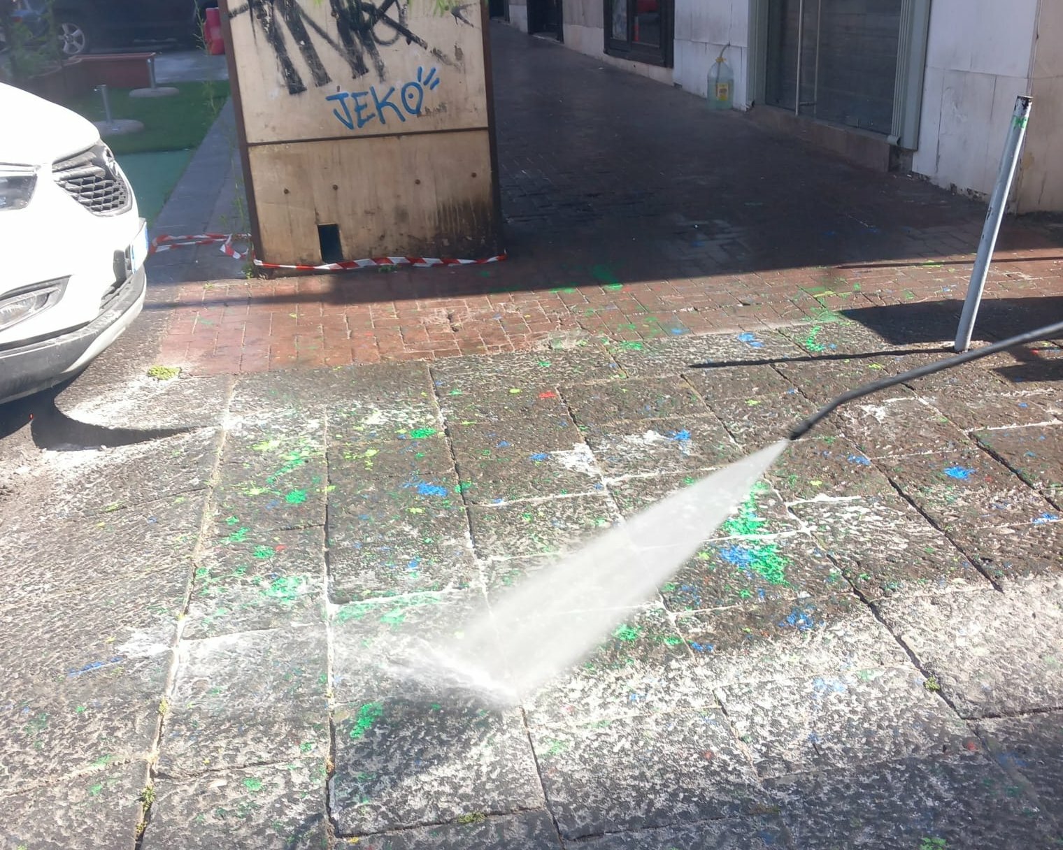 Lancio di uova e vernici, via alla pulizia di largo Pilo Lancio di uova e vernici, via alla pulizia di largo Pilo