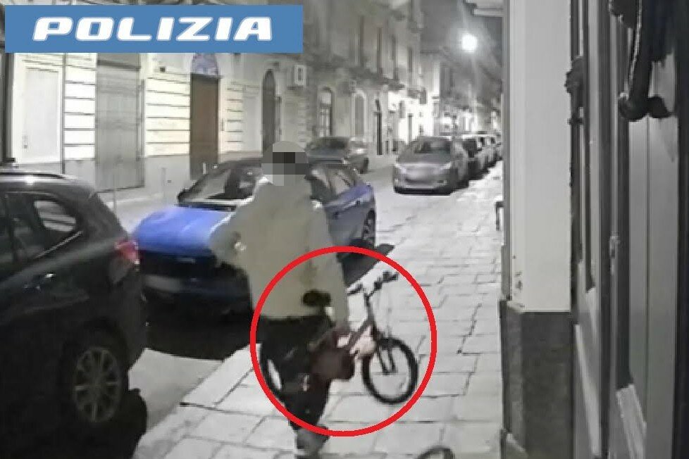 Catania, evade per rubare la bici a un bambino