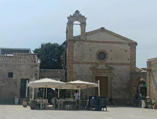 Maxi rissa vicino al suo locale, ha un malore e muore