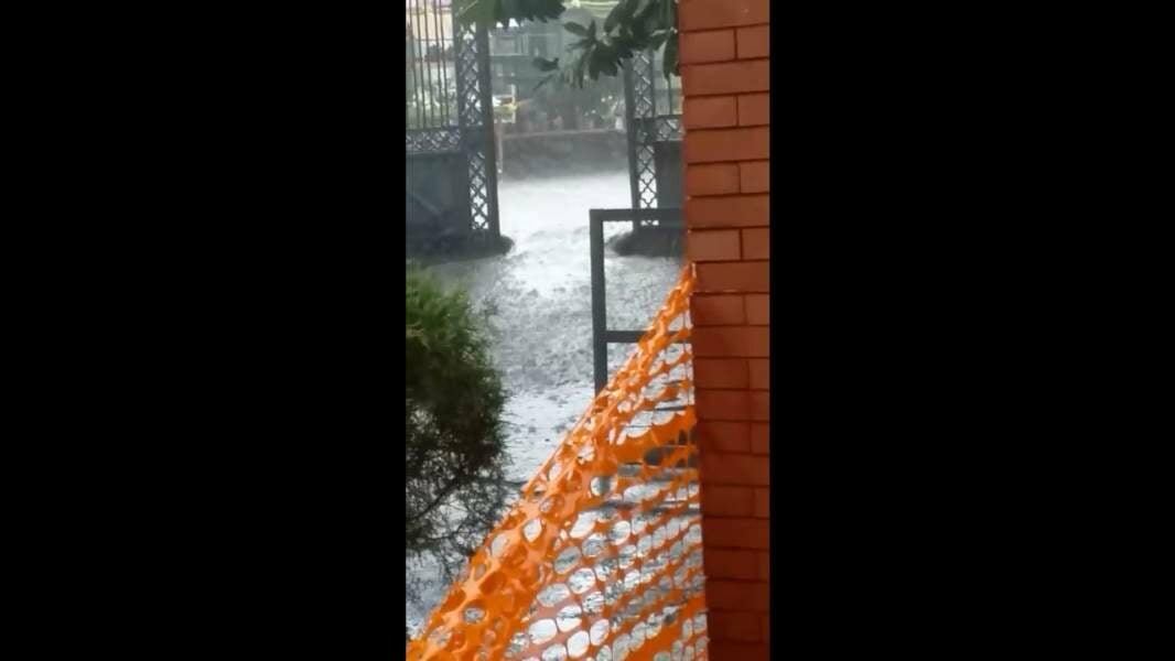 Un fiume invade il cimitero