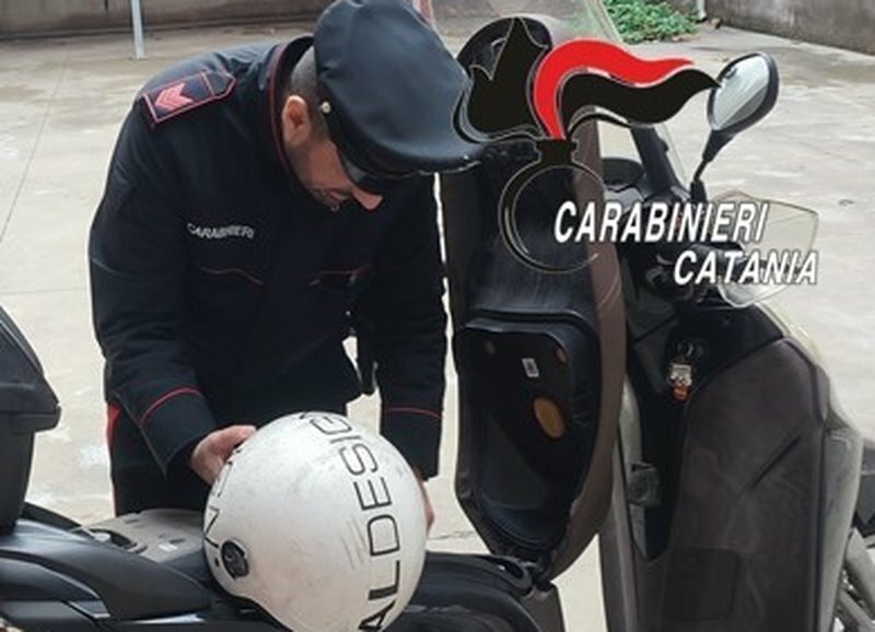 Catania: marito e moglie carabinieri sventano furto di uno scooter