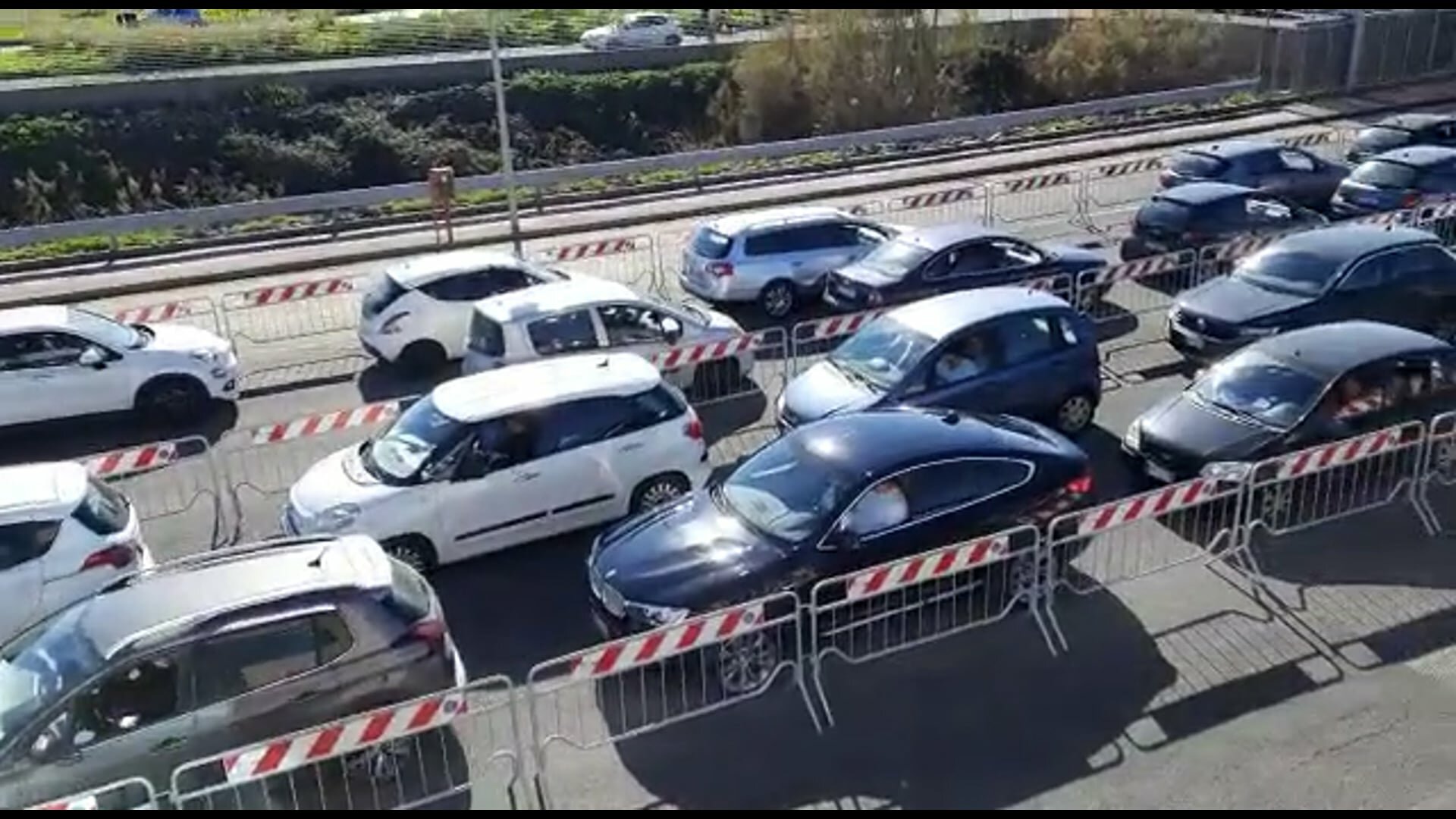 In fila per i tamponi al Maas