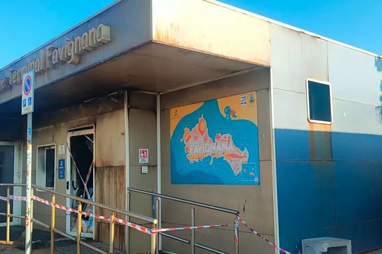 Favignana, a fuoco welcome terminal al porto Favignana, a fuoco welcome terminal al porto
