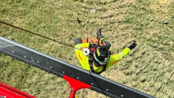 Cade da scogliera: trovato dopo notte al freddo Cade da scogliera: trovato dopo notte al freddo