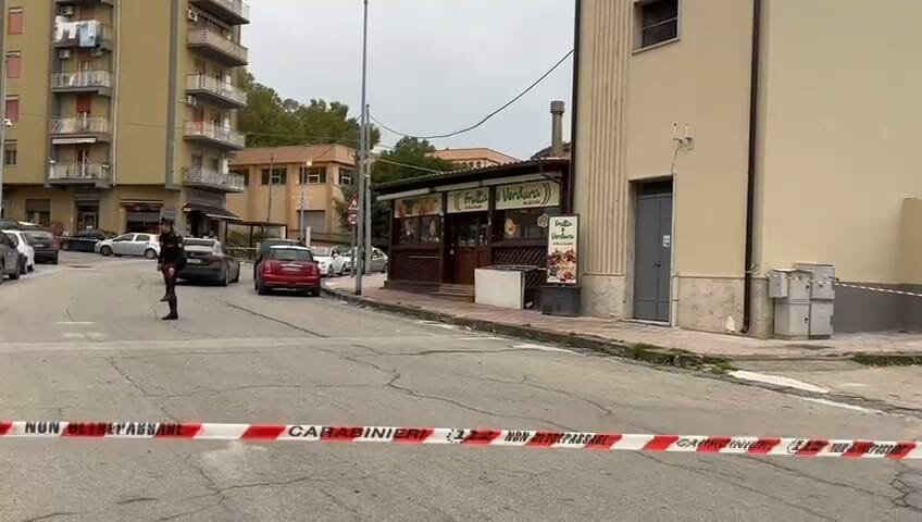 Spari contro saracinesca del fruttivendolo