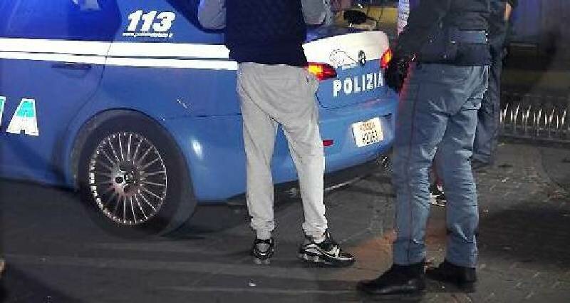 Maxi rissa in un locale: danni e feriti a Palermo Maxi rissa in un locale: danni e feriti a Palermo