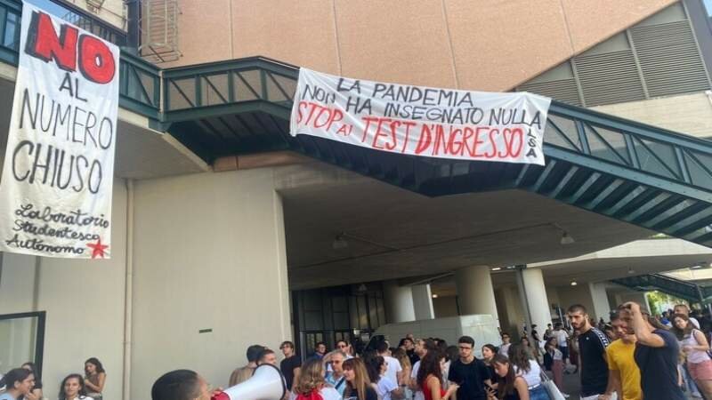Test Medicina, protesta a Palermo e Catania