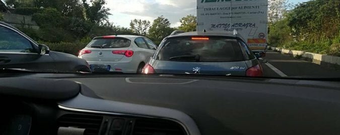 Cede cavo telefonico: auto in coda sulla statale