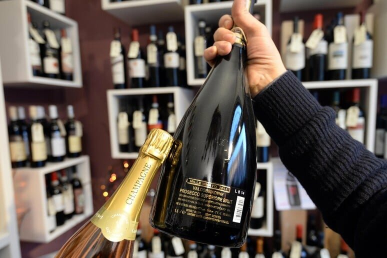 Ruba 10 bottiglie di champagne e fugge a piedi