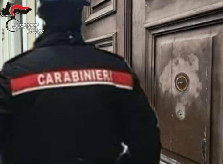 Catania, beccato ladro di pomelli d'ottone