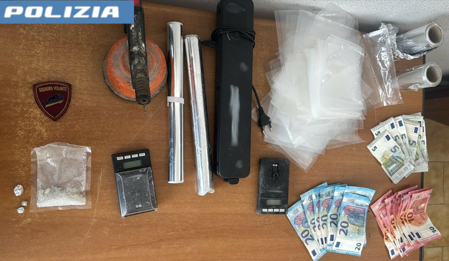 La donna fugge e la polizia incastra il pusher La donna fugge e la polizia incastra il pusher