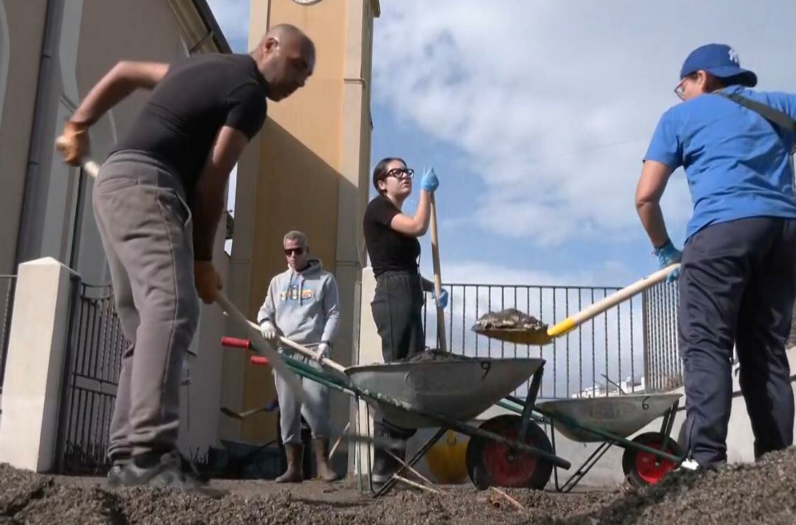 Nel Catanese al lavoro gli angeli del fango