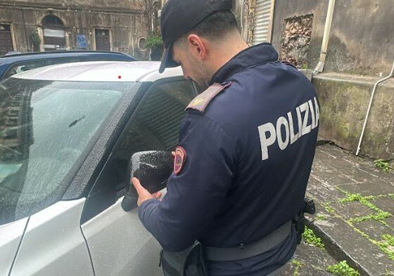 Caramelle, specchietti e lacrime: sceneggiata alla circonvallazione