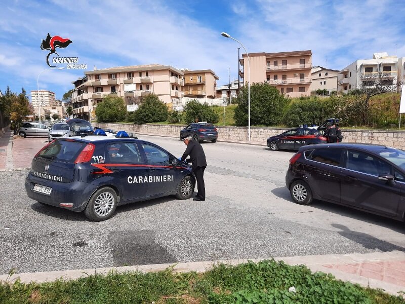 Noto, fiamme davanti alla caserma dei carabinieri