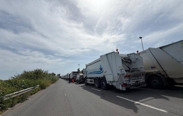 Catania sommersa dai rifiuti, arriva l'ordinanza del sindaco