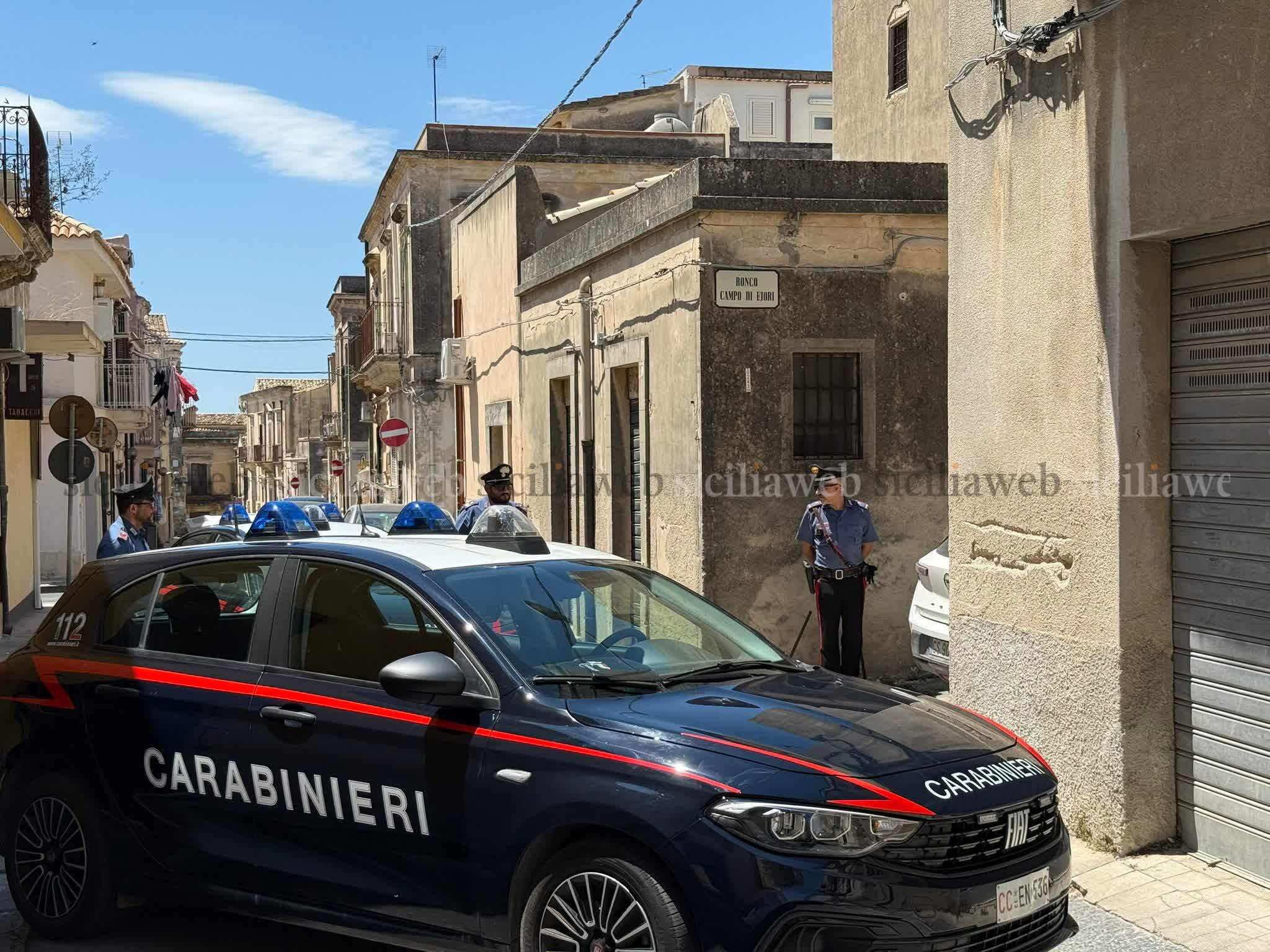 Spari contro casa e auto della ex, voleva sfregiarla con l'acido