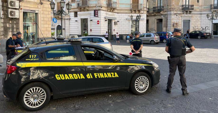 Alt! Ma il catanese scappa contromano